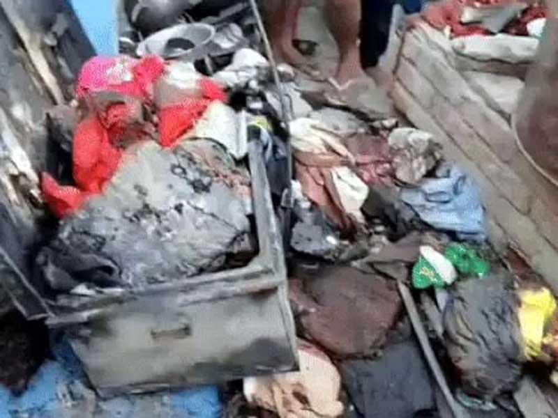 घर में फटा गैस सिलेंडर, छत में हुआ छेद, जला सामान घर में फटा गैस सिलेंडर, छत में हुआ छेद, जला सामान