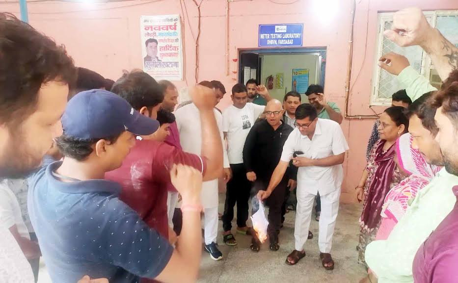 बिजली कर्मचारियों ने आनलाइन ट्रांसफर पालिसी की जलाई प्रतियां, वापस लेने की मांग Electricity employees burnt copies of online transfer policy, demanded its withdrawal