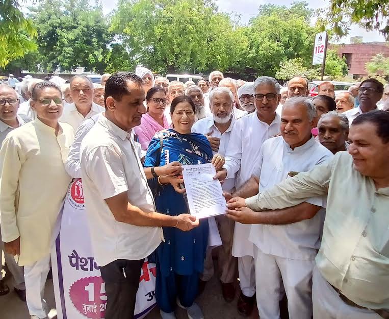 पेंशन बढ़ोतरी रोकने का प्रयास से देश के करोड़ों पेंशनर्स में भारी आक्रोश एवं बैचेनी : सुभाष लांबा There is great resentment and unrest among crores of pensioners of the country due to the attempt to stop the increase in pension: Subhash Lamba