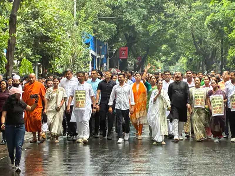 बंगालियों से भेदभाव पर ममता का पैदल मार्च, कहा-BJP बंगाली बोलने वालों को परेशान कर रही बंगालियों से भेदभाव पर ममता का पैदल मार्च, कहा-BJP बंगाली बोलने वालों को परेशान कर रही