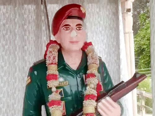 शौर्य चक्र से सम्मानित शहीद की प्रतिमा खंडित, नाक तोड़ी The statue of the martyr awarded with Shaurya Chakra was vandalized, his nose was broken