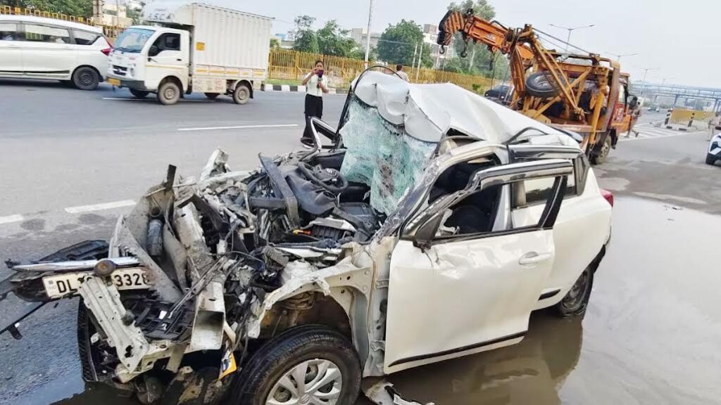 फ्लाईओवर पर खड़ी कैंटर में घुसी कार, गाड़ी के उड़े परखच्चे; एक घायल Car rams into a parked canter on the flyover, car smashed to pieces; one injured