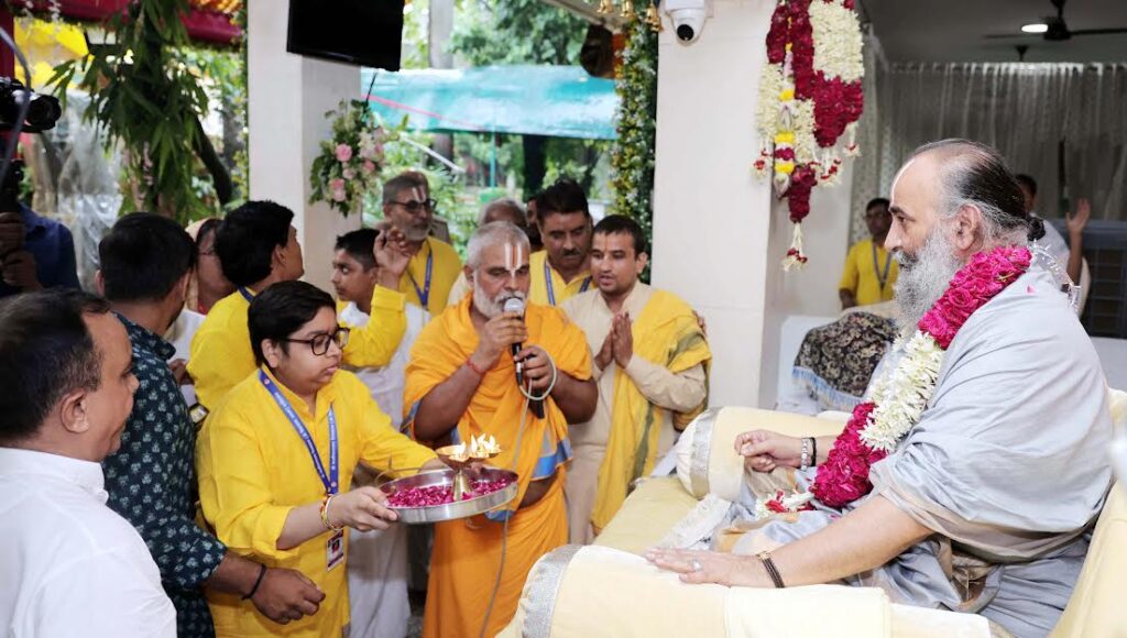 Gurus have shown the path of love, God can be found through love: Swami Purushottamacharya