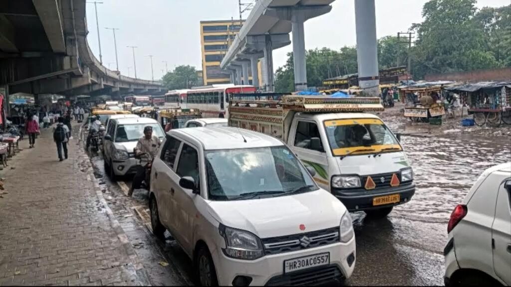 बरसात से शहर हुआ जलमग्र, ट्रैफिक जाम से जूझे वाहन चालक City flooded due to rain, drivers face traffic jam