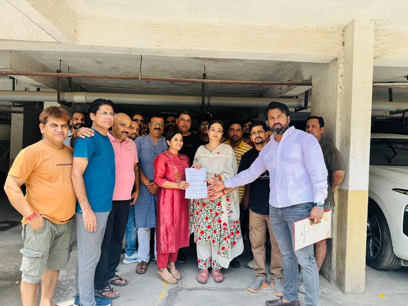ओमेक्स हाइट्स में डॉग बाइट की घटनाओं पर सोसायटी वासियों ने पार्षद प्रियंका बिष्ट को ज्ञापन सौंपा Society residents submitted a memorandum to councilor Priyanka Bisht on the incidents of dog bites in Omaxe Heights