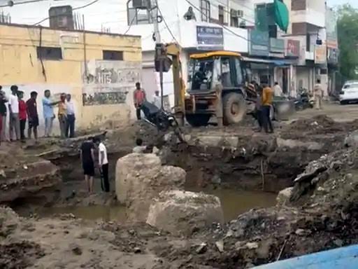 बाइक समेत गड्ढे में गिरा युवक, क्रेन से निकाला, पिलर निर्माण के लिए खोदा A young man fell into a pit along with his bike, was taken out by a crane, and dug for pillar construction
