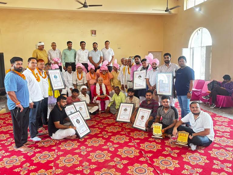 ग्रामीण युवा विकास समिति ने मेधावी छात्रों व समाजसेवी का किया सम्मान Rural Youth Development Committee honored meritorious students and social workers