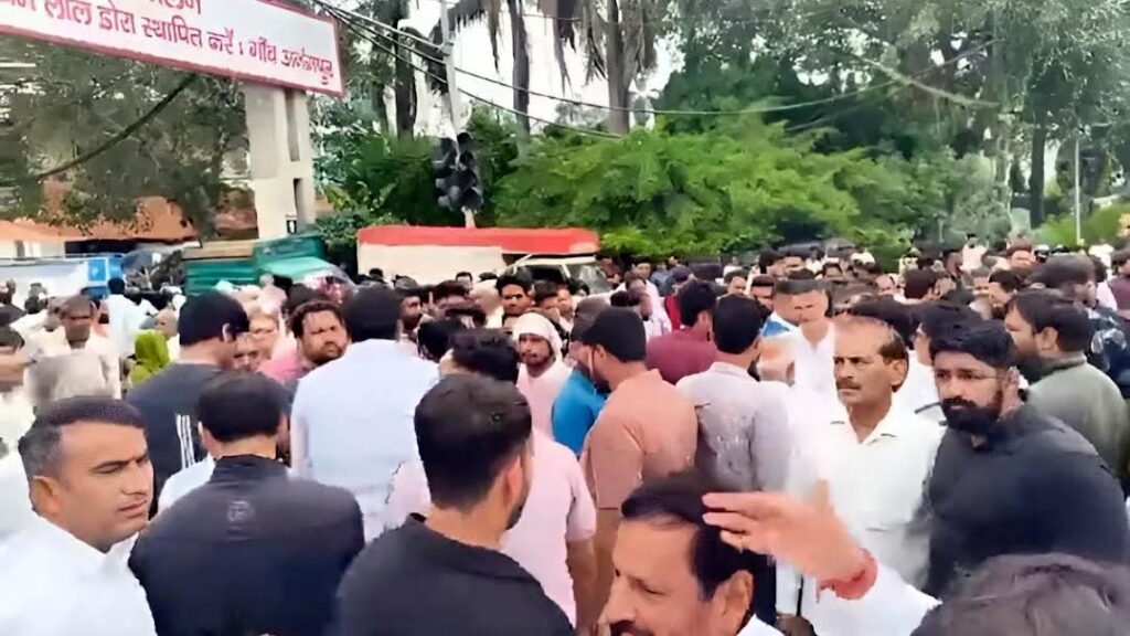 तोडफ़ोड़ के विरोध में अनंगपुर में ग्रामीणों ने दस्ते का रोका रास्ता In protest against the demolition, the villagers in Anangpur blocked the way of the squad