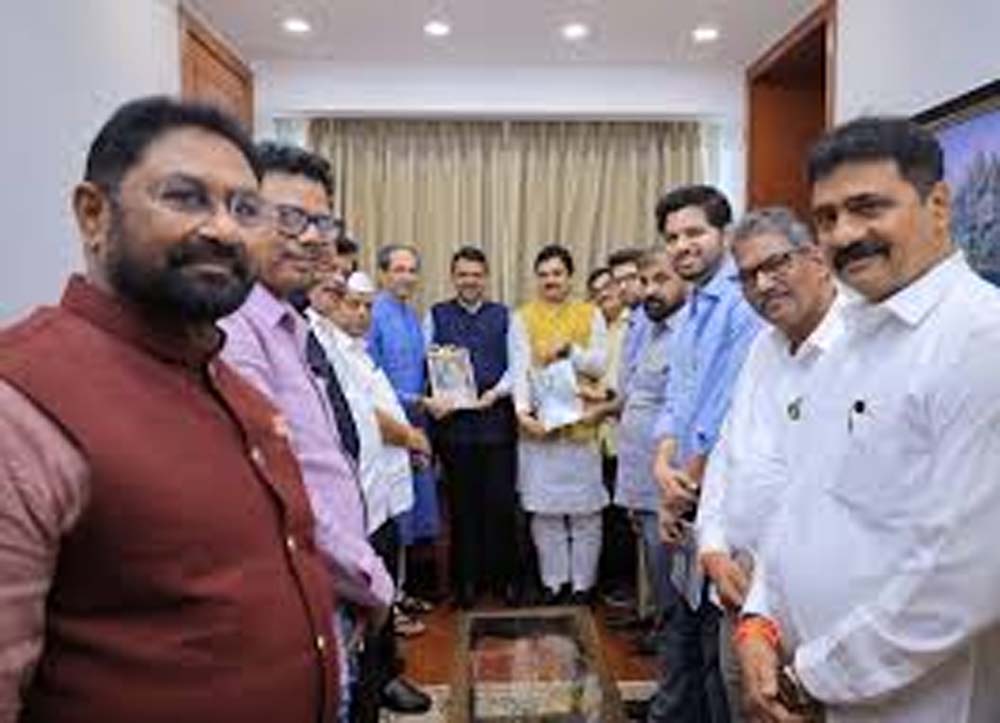 देवेंद्र फडणवीस से मिले उद्धव ठाकरे:दावा- नेता विपक्ष पद पर चर्चा की Uddhav Thackeray met Devendra Fadnavis: Claim - discussed the post of Leader of Opposition