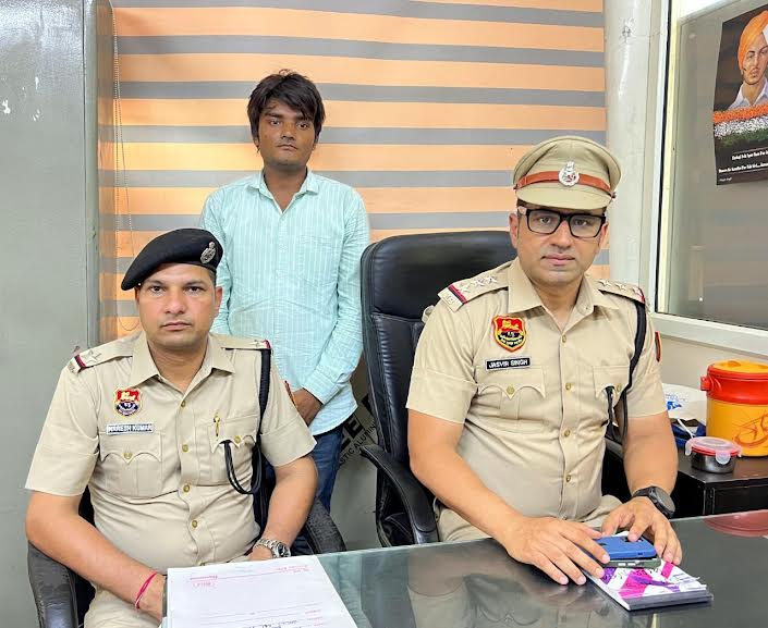 फरीदाबाद में कमिश्नर की फर्जी आईडी बनाकर मांगा कैश, मथुरा से जालसाज गिरफ्तार In Faridabad, a fraudster created a fake ID of the commissioner and demanded cash, fraudster arrested from Mathura