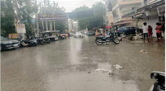 बारिश के बीच जलभराव से लोग हुए परेशान, कर रहे मदद की अपील People are troubled due to waterlogging amid rain, appealing for help