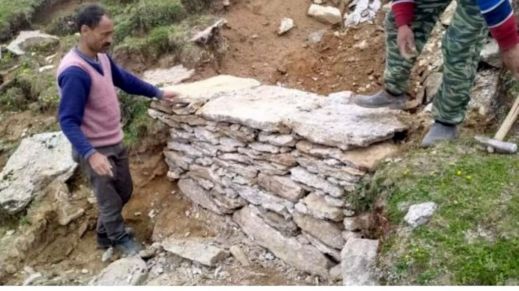 यमुना किनारे भूमि कटाव को रोकने को लगाए ठोकर, अब फसल रहेंगी सुरक्षित Stamps were installed to stop land erosion on the banks of Yamuna, now crops will remain safe