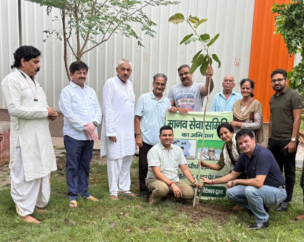 सावन के पहले सोमवार को मानव सेवा समिति ने लगाए त्रिवेणी पीपल,बढ़,नीम के पौधे On the first Monday of Sawan, Manav Seva Samiti planted Triveni Peepal, Badh and Neem saplings