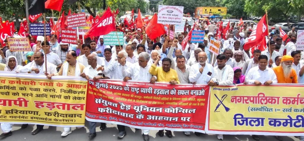 The nationwide strike of employees and workers had a widespread impact in the district, work in many departments came to a standstill