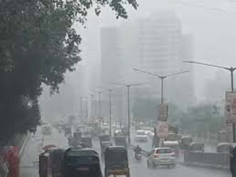 मुंबई में बारिश का रेड अलर्ट, सड़कों पर पानी भरा Red alert issued for rain in Mumbai, roads flooded