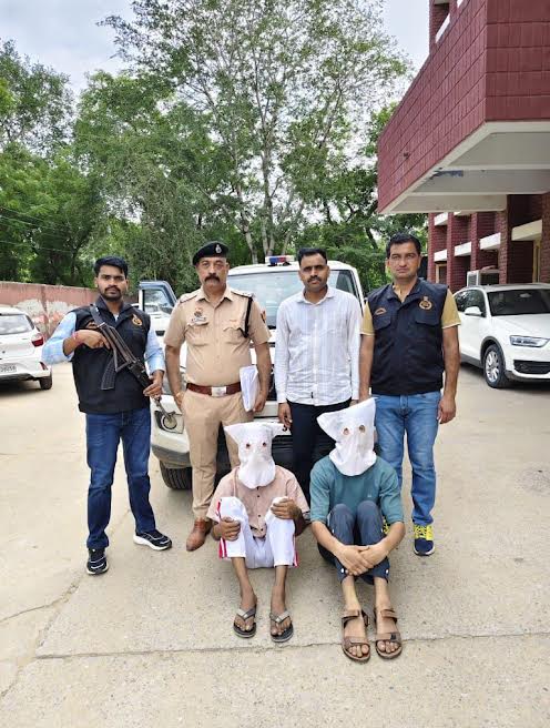 घर में घुसकर बुजुर्ग दंपती को बंधक बनाकर लूटने वाले दो आरोपी गिरफ्तार Two accused arrested for breaking into the house and robbing an elderly couple by holding them hostage