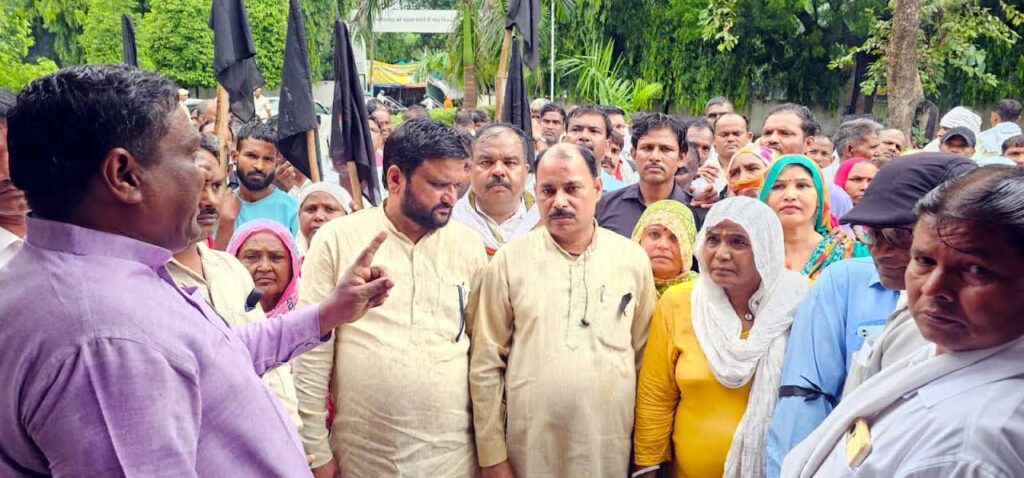 निगम कर्मचारियों ने किया काले बिल्ले व झंडे लेकर जोरदार प्रदर्शन Corporation employees staged a strong protest with black badges and flags