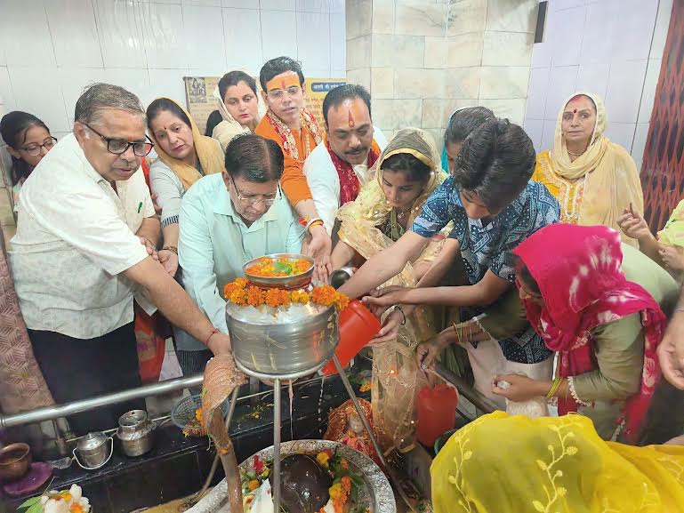 शिवरात्रि पर गूंजा कलपुर्जों की नगरी का हर कोना, गंगाजल से अभिषेक कर बोले भक्त – हर हर महादेव! Every corner of the city of machinery echoed on Shivaratri, devotees chanted Har Har Mahadev after anointing with Ganga water!