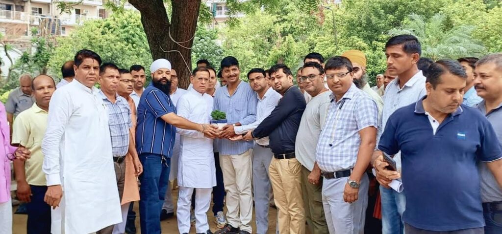 मंत्री राजेश नागर ने अधिकारियों को शिकायत मिलते ही दिए सडक़ का एस्टीमेट बनाने का आदेश Minister Rajesh Nagar ordered the officials to prepare the estimate of the road as soon as the complaint was received