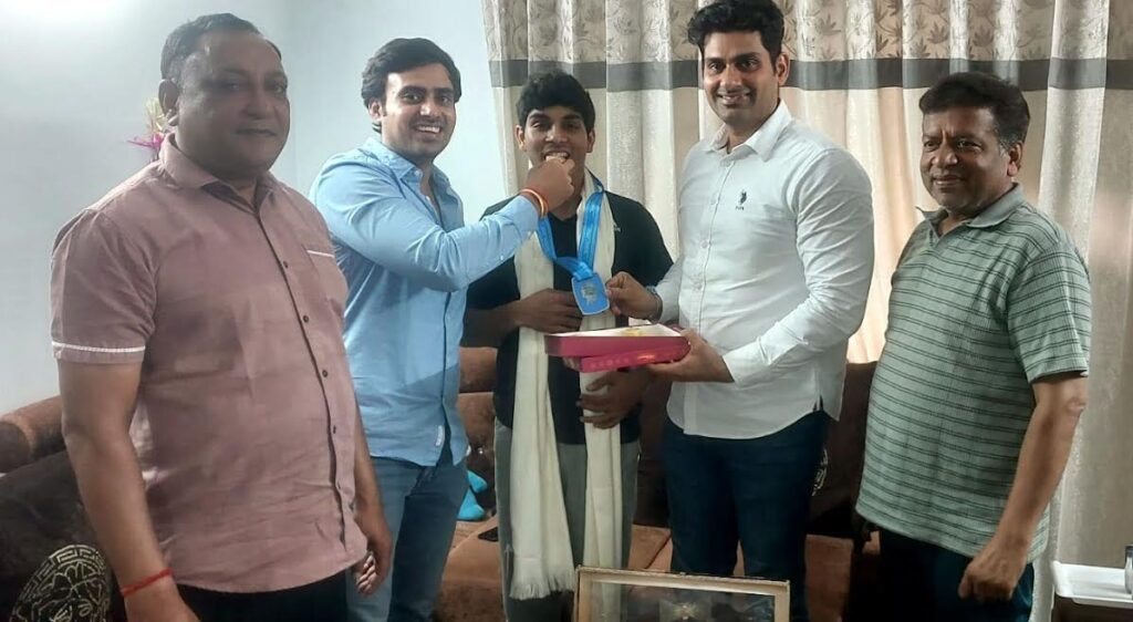 अंतरराष्ट्रीय निशानेबाज अनमोल जैन का पार्षदों व व्यापारियों ने किया अभिनन्दन Councillors and businessmen felicitated international shooter Anmol Jain