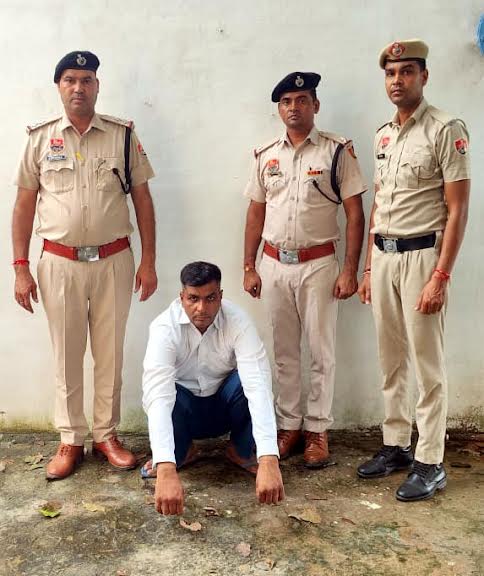 ड्रोन उड़ाने की अफवाह पर छात्रों को पीटा, स्कूटी फूंकी, आरोपी गिरफ्तार Students beaten up, scooty set on fire on rumour of drone flying, accused arrested