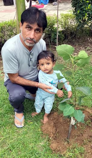 सावन माह में एक वर्ष के गौरीश ने शास्त्री पार्क में पीपल का पौधा लगाया In the month of Saavan, one year old Gaurish planted a Peepal tree in Shastri Park