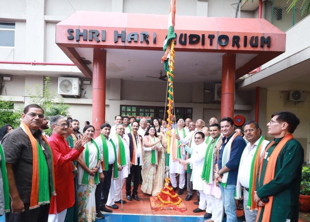 स्वतंत्रता दिवस पर मानव सेवा समिति ने प्रतिभाओं को किया सम्मानित, प्रमुख समाजसेवी हुकमचंद लाम्बा ने किया ध्वजारोहण On Independence Day, Manav Seva Samiti honoured talents, prominent social worker Hukam Chand Lamba hoisted the flag