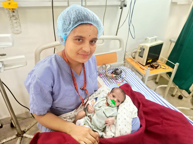 झांसी की महिला की संघर्ष भरी कहानी : 400 किलोमीटर दूर जाकर मिला बेटी को जीवनदान Struggle story of a woman from Jhansi: Daughter got life after travelling 400 kms
