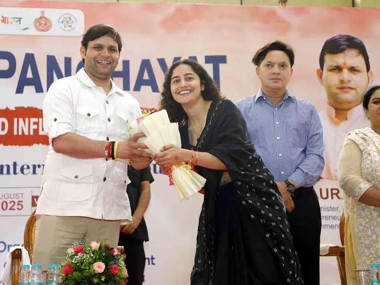 हर घर तिरंगा अभियान के तहत विभिन्न स्कूल के बच्चों ने शहर में निकाली तिरंगा यात्रा Under the Har Ghar Tiranga Abhiyan, children from various schools took out a Tiranga Yatra in the city