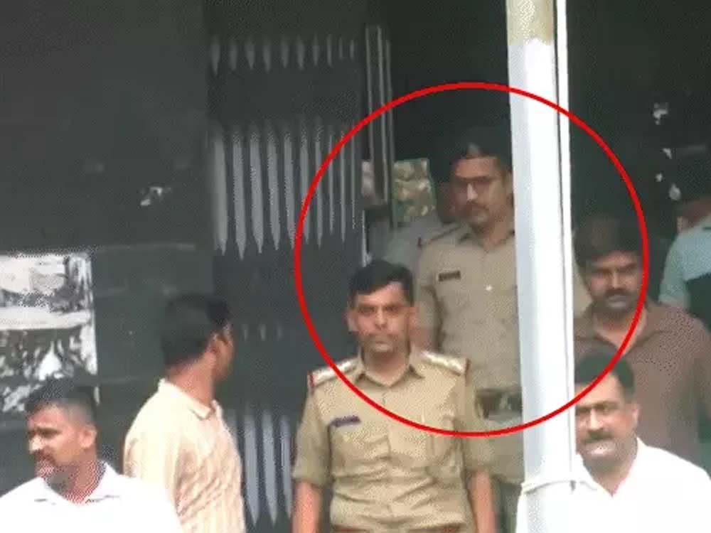 कर्नाटक धर्मस्थल केस- शिकायतकर्ता ही गिरफ्तार:कहा था- लाशें जलाने-दफनाने को मजबूर किया Karnataka religious place case- complainant arrested: said- forced to burn and bury dead bodies