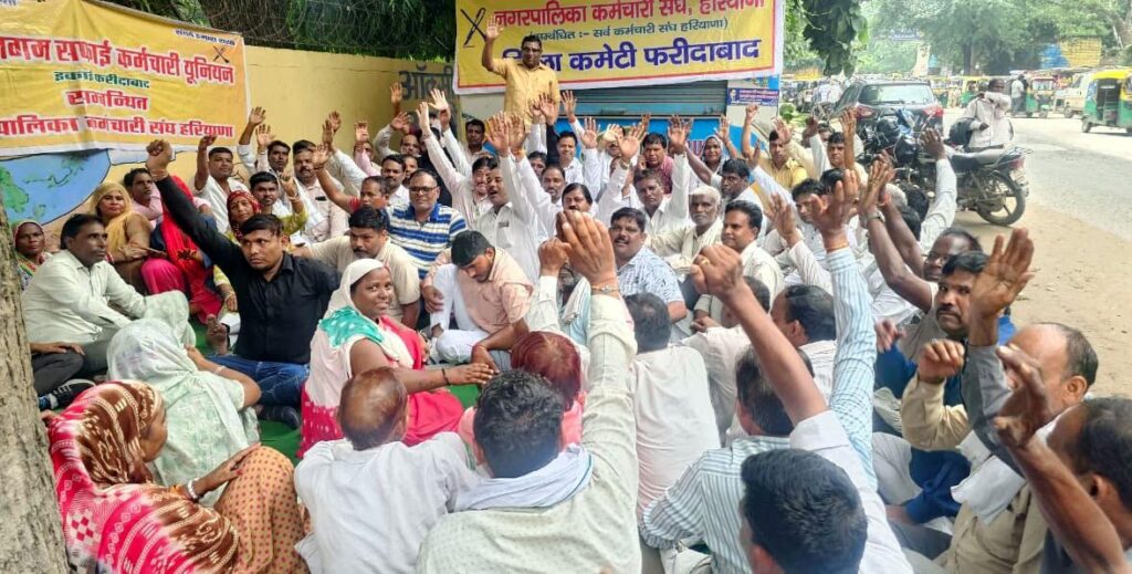 मांगों को लेकर कॉरपोरेशन कर्मचारियों ने गेट मीटिंग कर प्रकट किया विरोध Corporation employees protested by holding a gate meeting regarding their demands