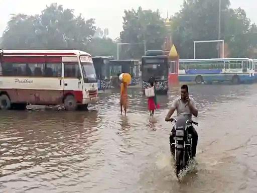 लगातार हुई बरसात से जलमग्र हुआ शहर, लोग हुए परेशान The city got flooded due to continuous rain, people got troubled