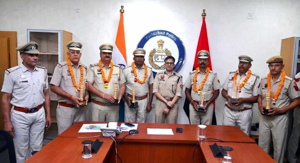 छह पुलिसकर्मी हुए सेवानिवृत, पुलिस आयुक्त कार्यालय में विदाई समारोह आयोजित Six policemen retired, farewell ceremony held at Police Commissioner's office