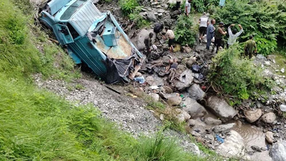 CRPF की गाड़ी फिसलकर 200 फीट गहरी खाई में गिरी CRPF vehicle slipped and fell into a 200 feet deep ditch