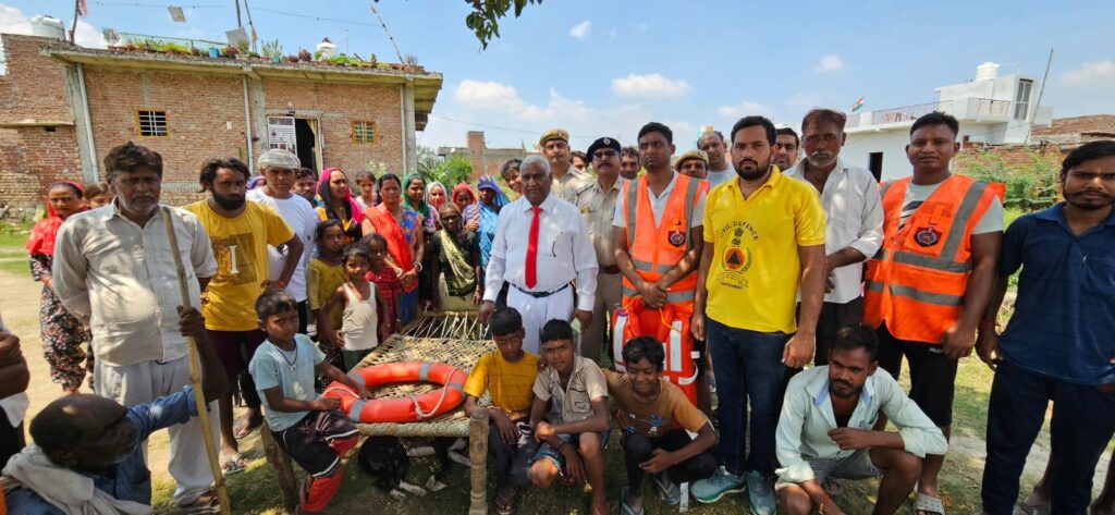 बाढ क्षेत्र में सिविल डिफेंस, एसडीआरएफ, पुलिस और प्रशासन द्वारा बचाव राहत कार्य जारी,50 से अधिक लोगो को किया रेस्क्यू- डॉ एमपी सिंह Rescue and relief work is going on in the flood affected area by Civil Defence, SDRF, Police and Administration, more than 50 people have been rescued- Dr. MP Singh