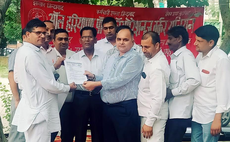 तबादला नीति के विरोध में बिजली कर्मचारियों का एसई आफिस पर जोरदार प्रदर्शन Electricity employees staged a strong protest at SE office against the transfer policy