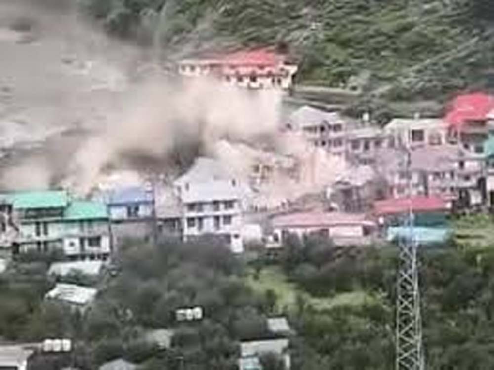 उत्तराखंड के धराली में बादल फटा, पूरा गांव जमींदोज Cloud burst in Dharali, Uttarakhand, entire village razed to the ground