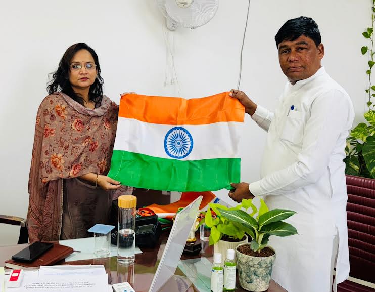 सीईओ ने जिला परिषद प्रधान, उप प्रधान एवं सदस्यों को तिरंगा भेंट कर की कार्यक्रम की शुरुआत CEO started the program by presenting the tricolor to the Zilla Parishad Pradhan, Deputy Pradhan and members