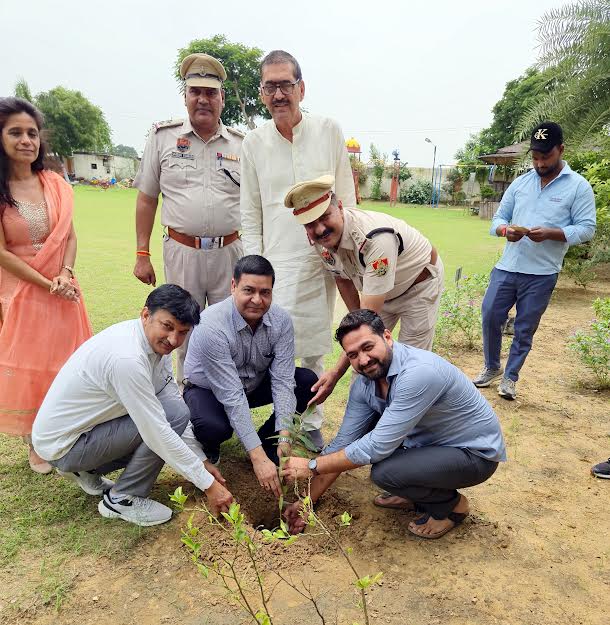 विद्यासागर इंटरनेशनल स्कूल में ‘एक पेड़ माँ के नाम’ अभियान के तहत किया वृक्षारोपण Tree plantation was done in Vidyasagar International School under the campaign 'One tree in the name of mother'