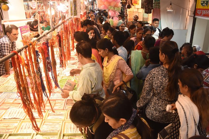 रक्षाबंधन को लेकर बाजारों में उमड़ी भीड़, राखियों की खरीदारी में दिखा उत्साह Crowds gathered in the markets for Rakshabandhan, enthusiasm was seen in buying Rakhis