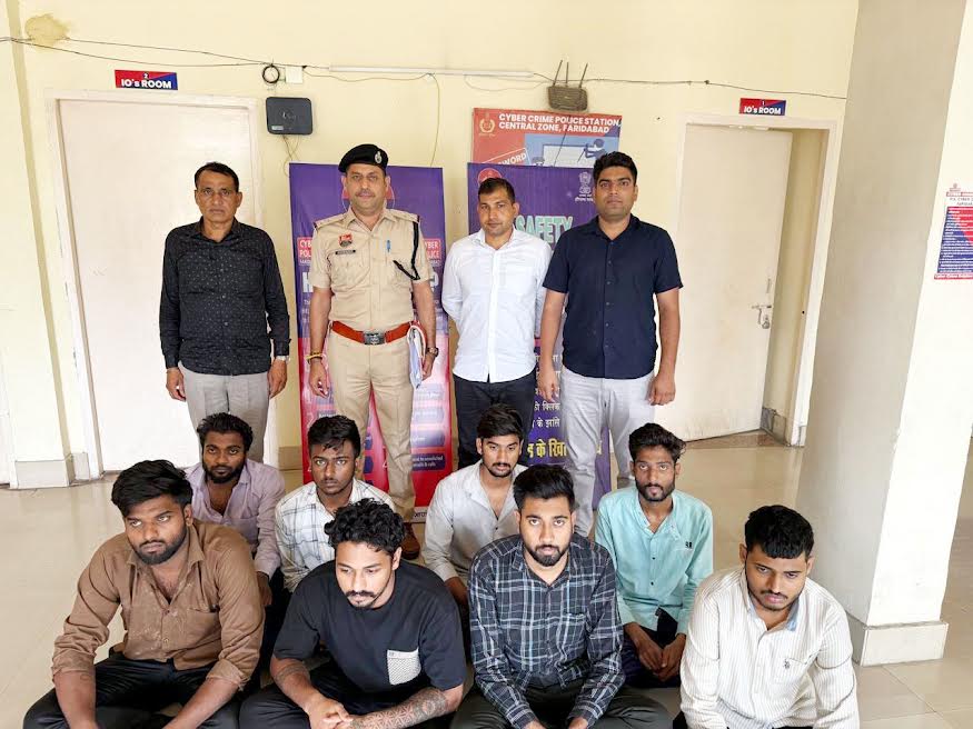 फर्जी कॉल सेंटर का भंड़ाफोड़, मालिक सहित आठ आरोपित गिरफ्तार Fake call center busted, owner and eight other accused arrested