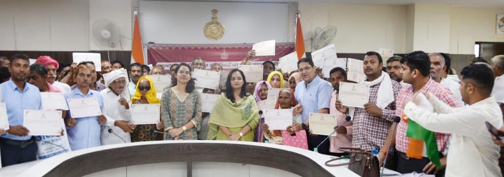 प्रजापति समुदाय के परिवारों को मिट्टी की खुदाई के लिए प्रदान किए गए अधिकार पत्र Authorization letters provided to families of Prajapati community for digging soil