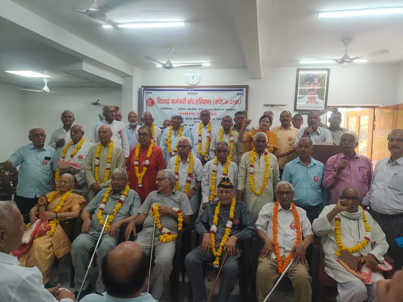 विश्व वरिष्ठ नागरिक दिवस पर रिटायर्ड कर्मचारी संघ ने 20 पूर्व कर्मचारियों को किया सम्मानित On World Senior Citizens Day, the Retired Employees Union honored 20 former employees