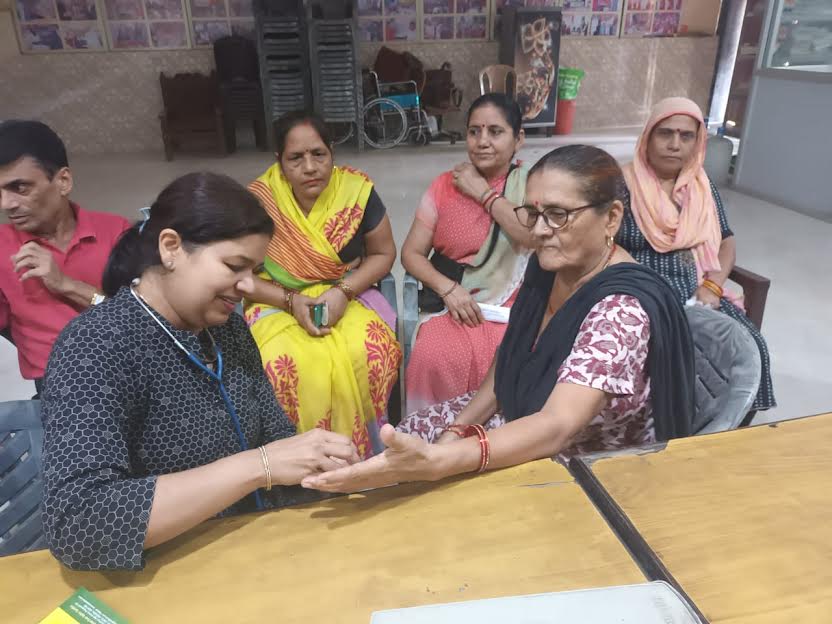 विश्व सीनियर सिटीजन डे पर मानव सेवा समिति ने लगाया एक्यूप्रेशर हेल्थ चेकअप कैम्प On World Senior Citizen Day, Manav Sewa Samiti organized an acupressure health checkup camp