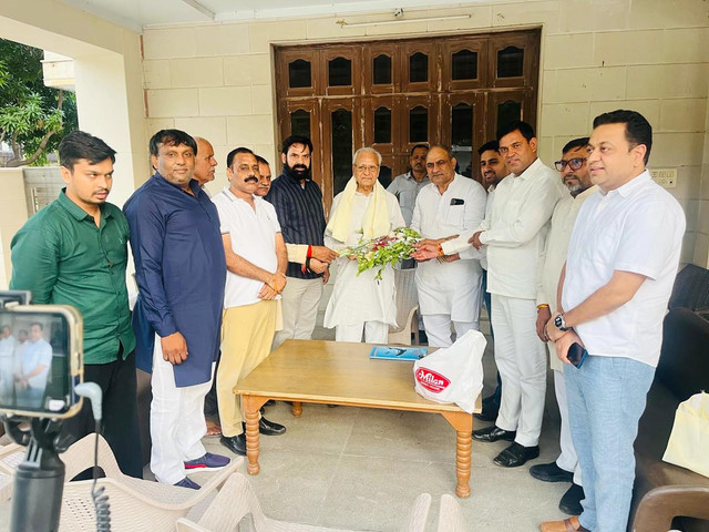 जिला कांग्रेस कमेटी फरीदाबाद के नवनियुक्त अध्यक्ष बलजीत कौशिक ने लिया पूर्व मंत्री महेन्द्र प्रताप सिंह से आर्शिवाद Newly appointed president of District Congress Committee Faridabad, Baljeet Kaushik took blessings from former minister Mahendra Pratap Singh