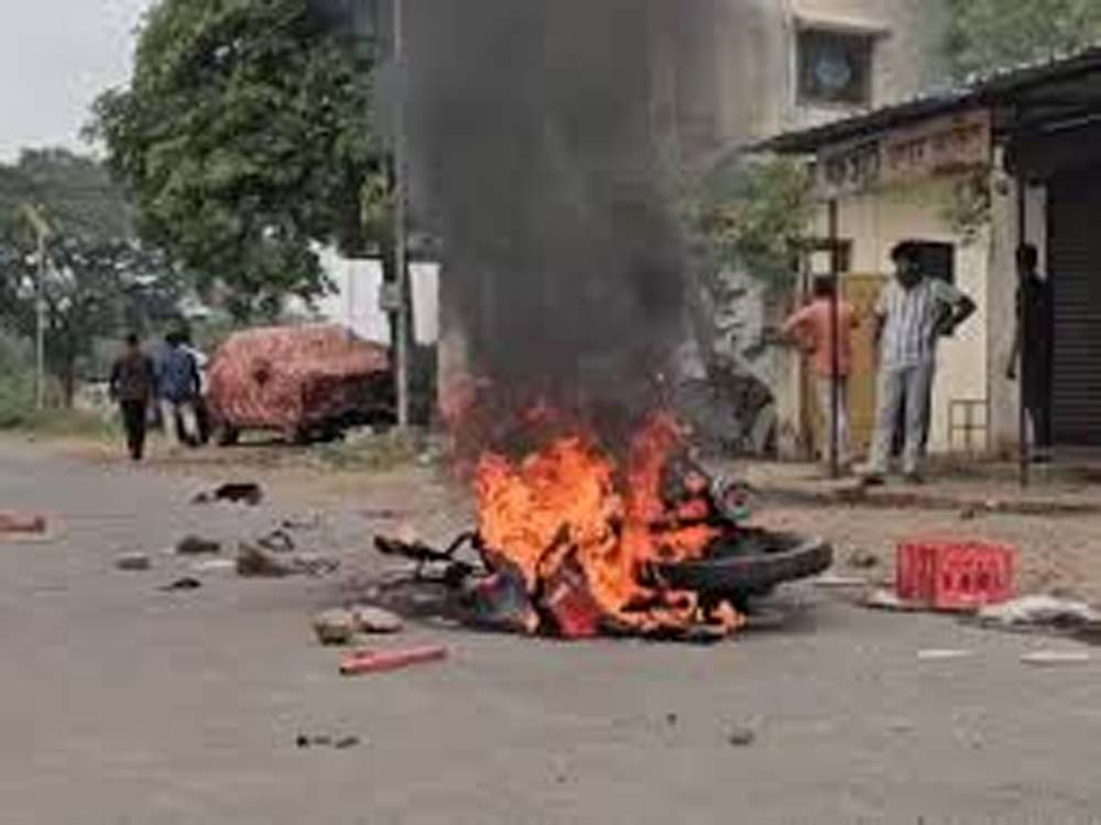 पुणे के दौंड में आपत्तिजनक पोस्ट के बाद तनाव:धार्मिक स्थल पर पथराव Tension in Daund, Pune after objectionable post: Stone pelting at religious place