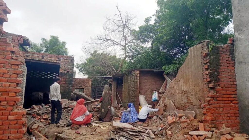 The roof of the house collapsed due to rain, three cattle died