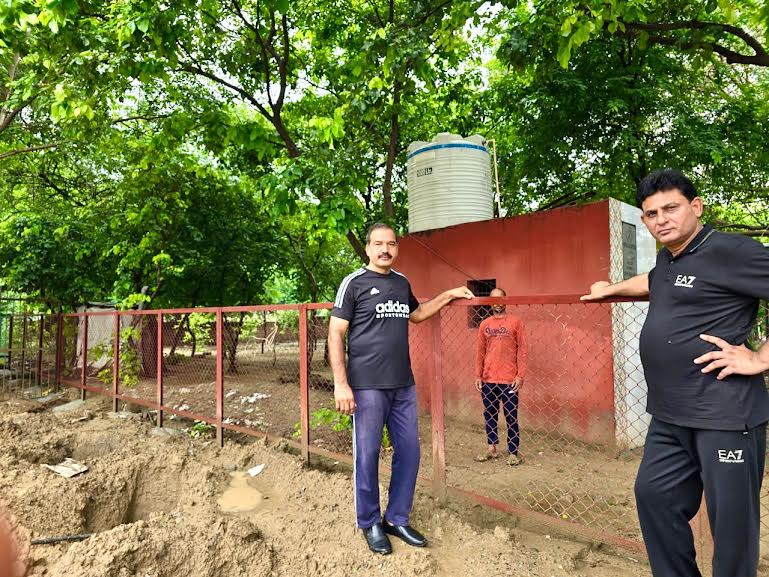आरडब्लूए की मुहिम से ग्रीन बेल्ट में रेलिंग लगा कर झुग्गी झोपड़ी के कब्जे से बचाने का प्रयास RWA's campaign tries to save the green belt from slums by installing railings