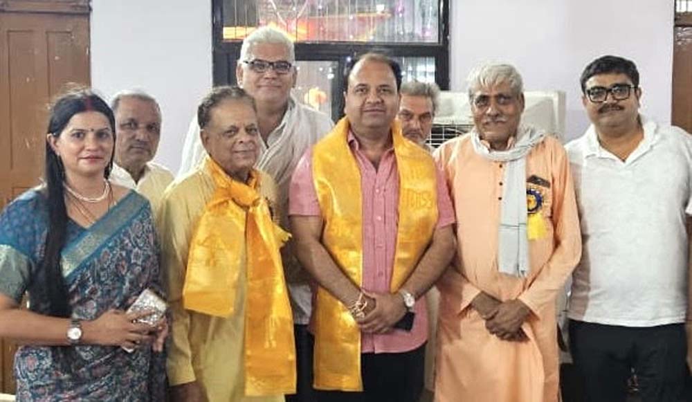 सुमित गौड़ ने मंदिरों में पूजा अर्चना कर की क्षेत्र की सुख-समृद्धि की कामना Sumit Gaur prayed in temples and wished for the prosperity of the region