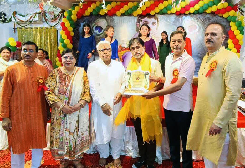 महादेव मंदिर सैक्टर 8 ने जन्माष्टमी पर समाजसेवी हरीश चन्द्र आज़ाद को किया सम्मानित Mahadev Mandir Sector 8 honored social worker Harish Chandra Azad on Janmashtami